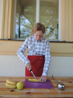 Příprava zdravé svačinky v Olivovně.