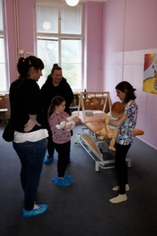 Ukázky handlingu na panence.