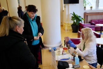 Vrchní sestra měří tlak a cukr na požádání.