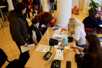 Vrchni sestra se staniční na svém stanovišti.