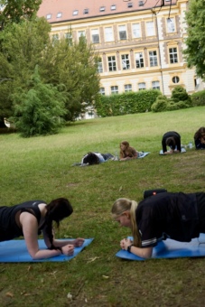 Venkovní cvičení v areálu léčebny.