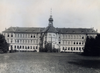 Budova vychovatelny - historické foto