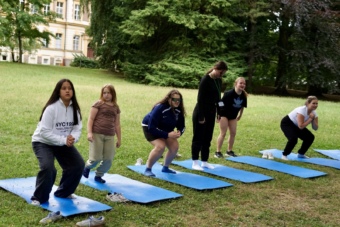 Venkovní cvičení v areálu léčebny.